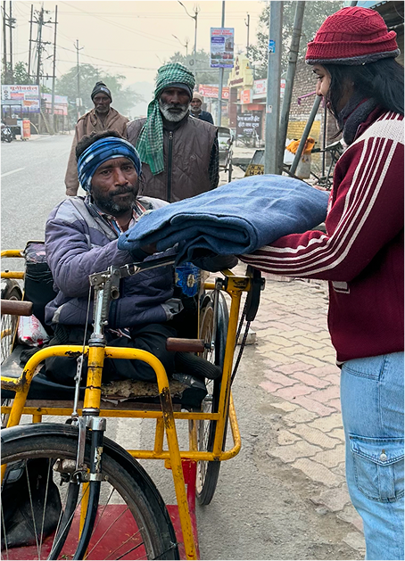 Volunteers distributing army-grade blankets in Bareilly, India